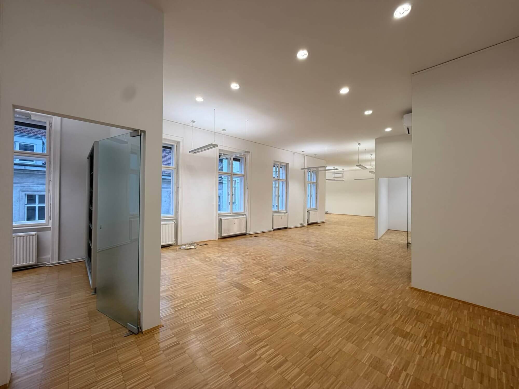 Lichtdurchflutetes klimatisiertes Altbaubüro