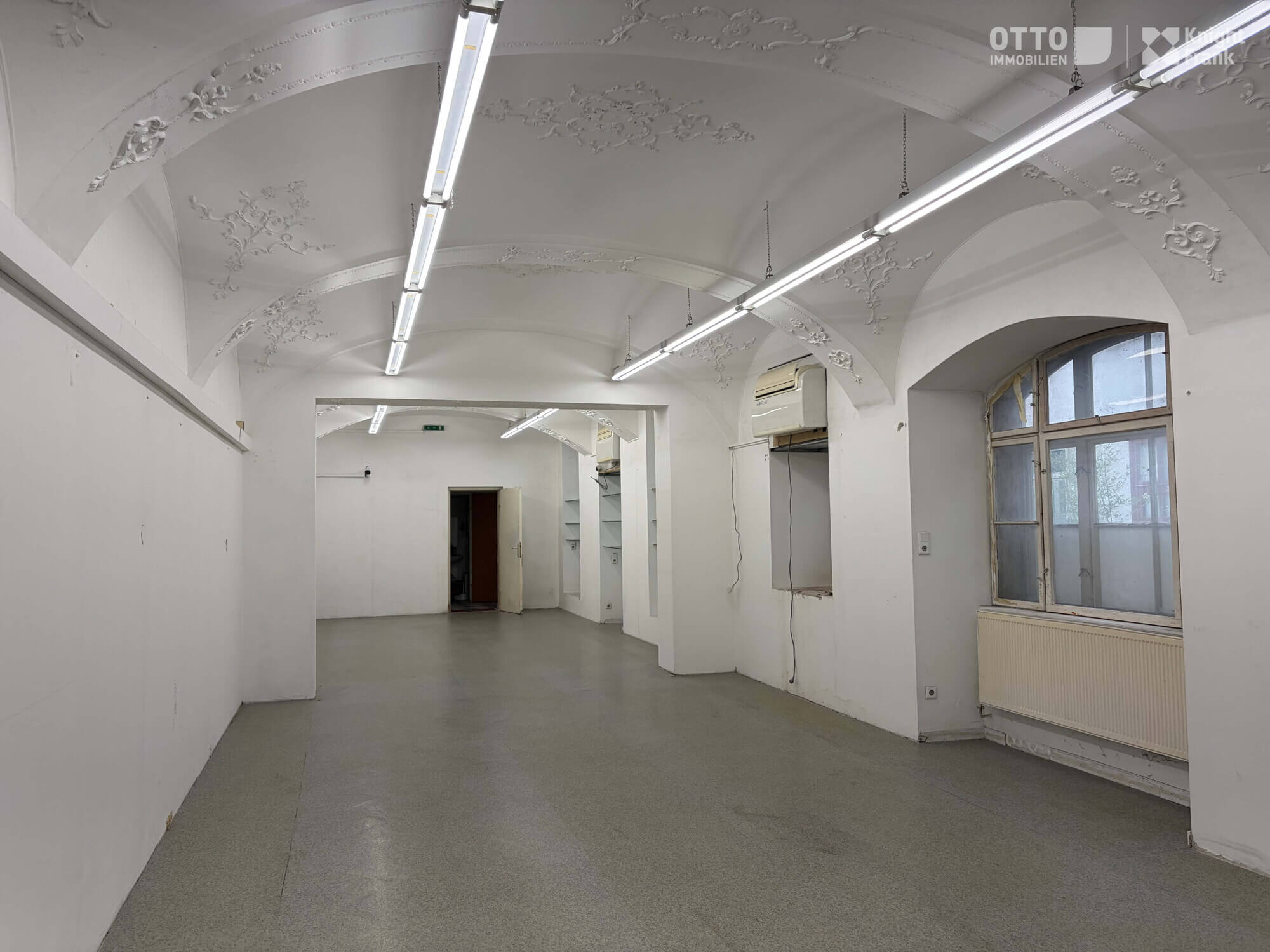 Zentrale Geschäftsfläche mit Schaufensterfront