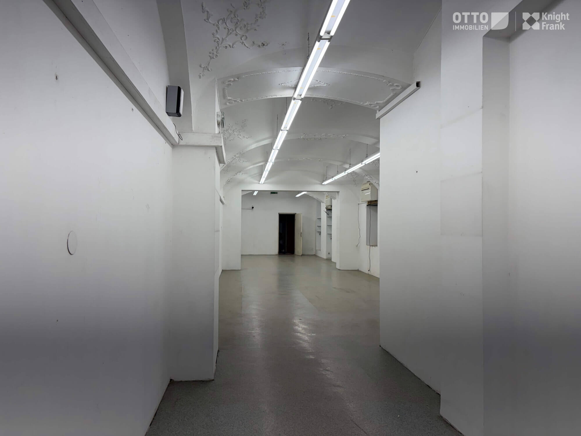 Zentrale Geschäftsfläche mit Schaufensterfront