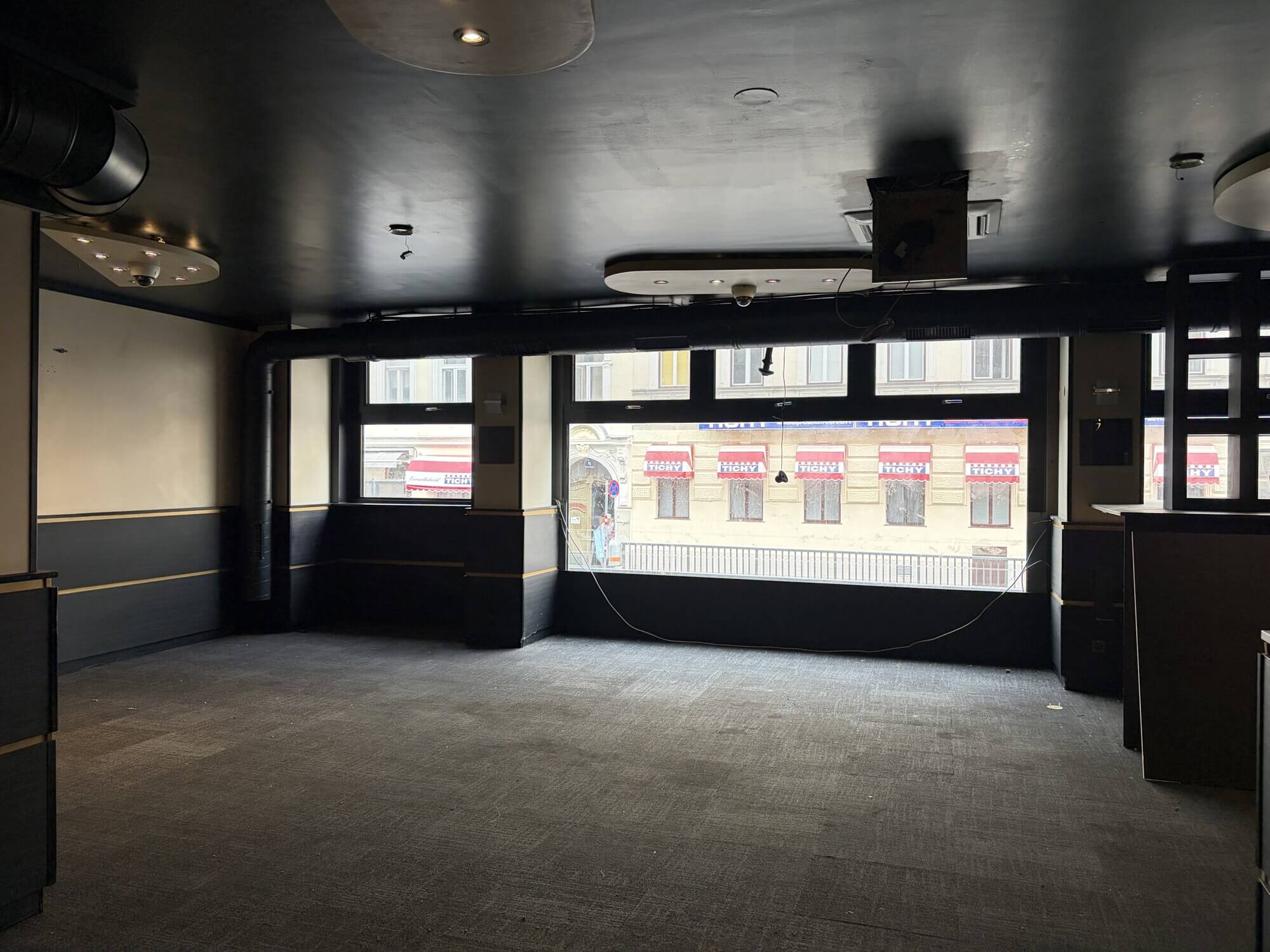 Versatile commercial space