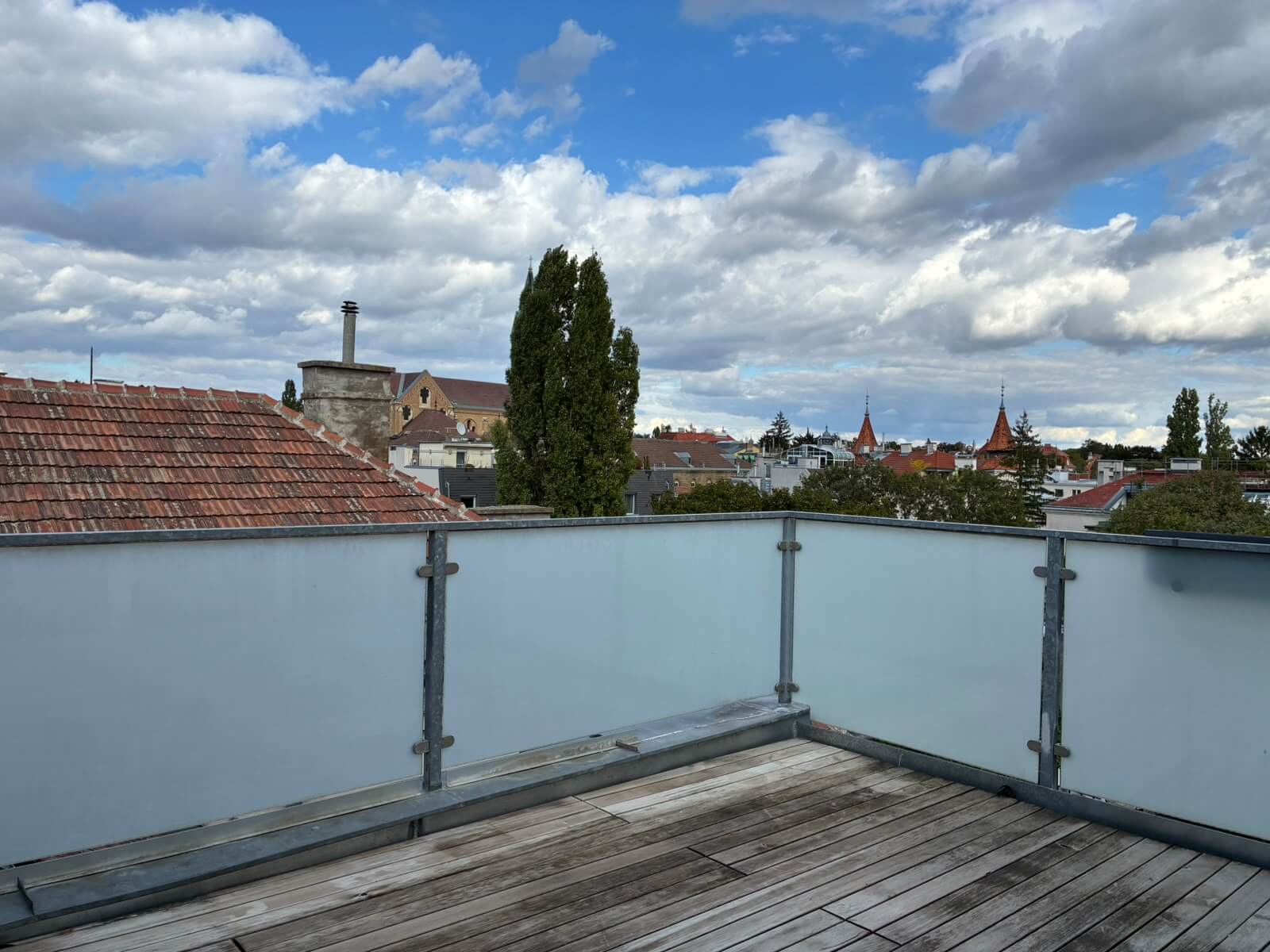 Dachgeschoß Wohnung mit Terrasse und schönem Ausblick, Garagenplatz verfügbar