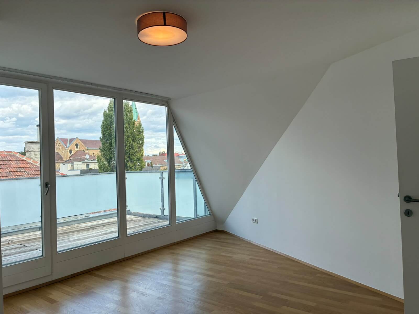 Dachgeschoß Wohnung mit Terrasse und schönem Ausblick, Garagenplatz verfügbar