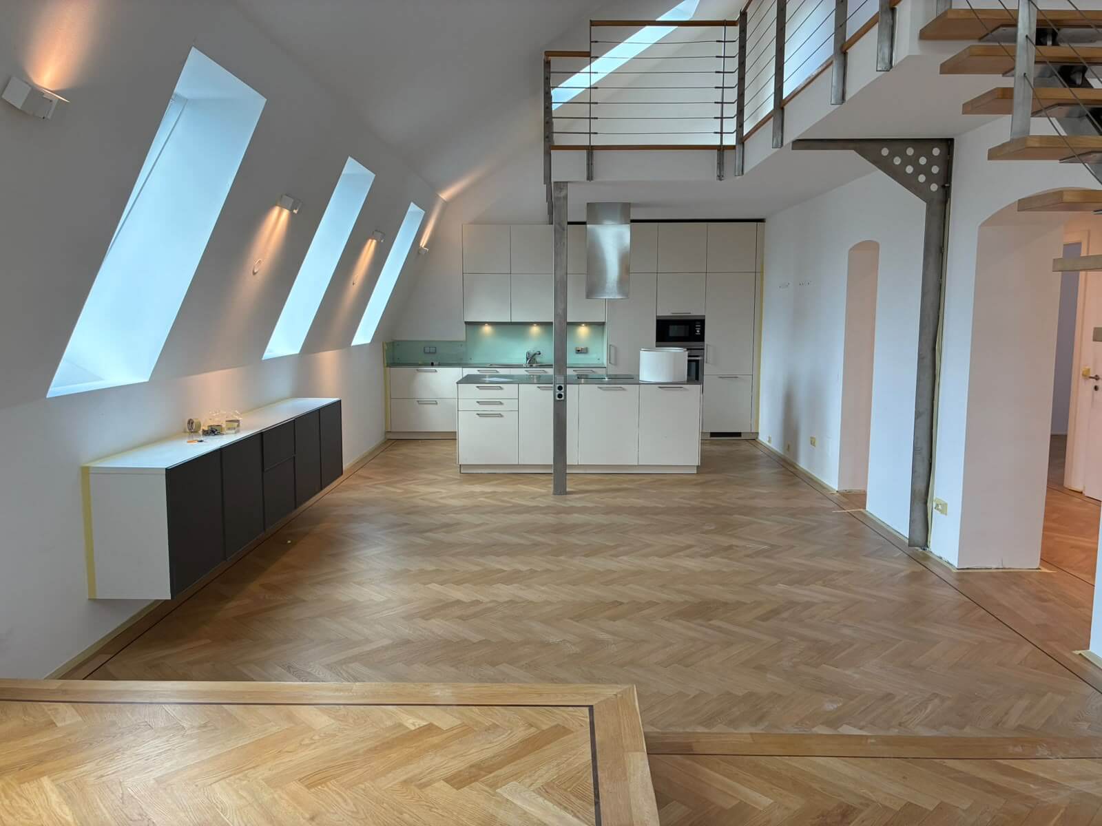 Dachgeschoß Wohnung mit Terrasse und schönem Ausblick, Garagenplatz verfügbar