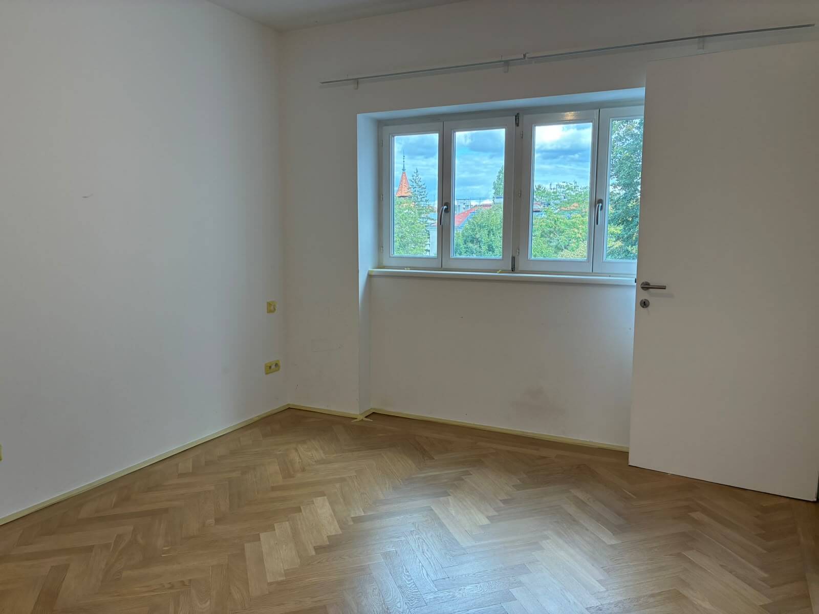 Dachgeschoß Wohnung mit Terrasse und schönem Ausblick, Garagenplatz verfügbar
