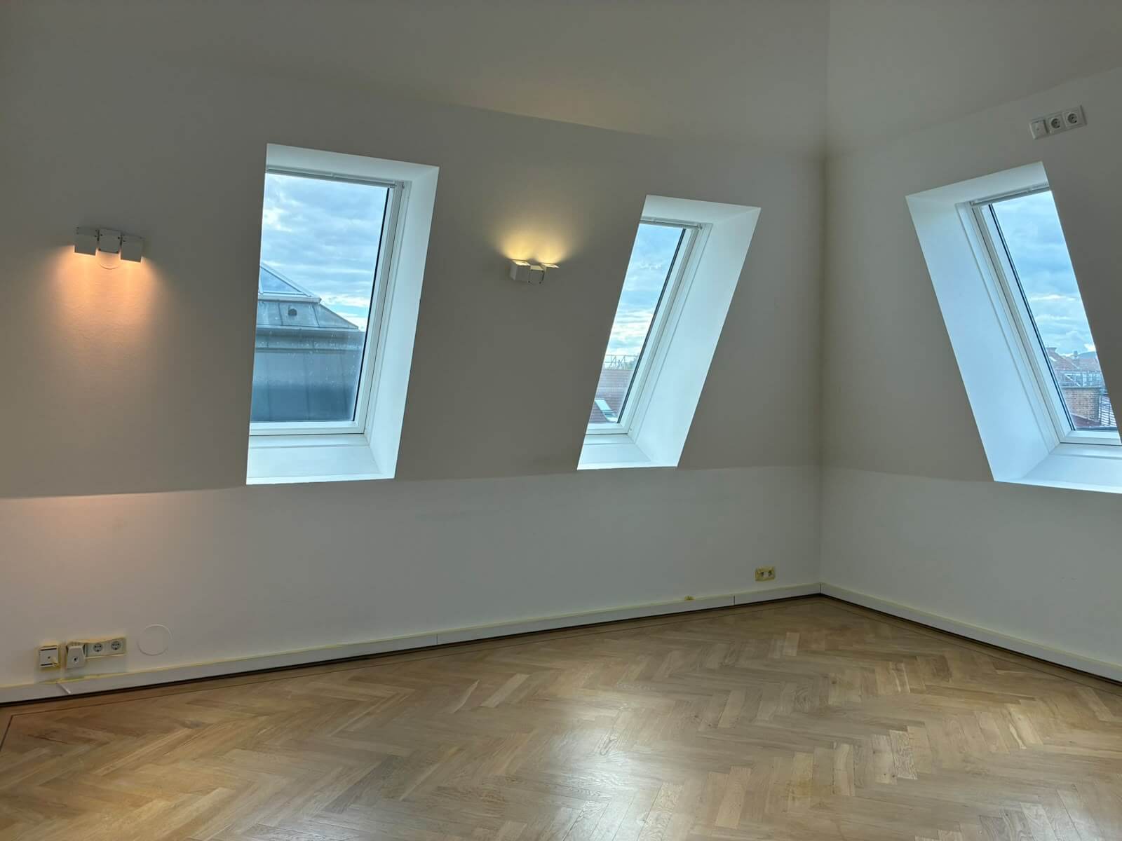 Dachgeschoß Wohnung mit Terrasse und schönem Ausblick, Garagenplatz verfügbar