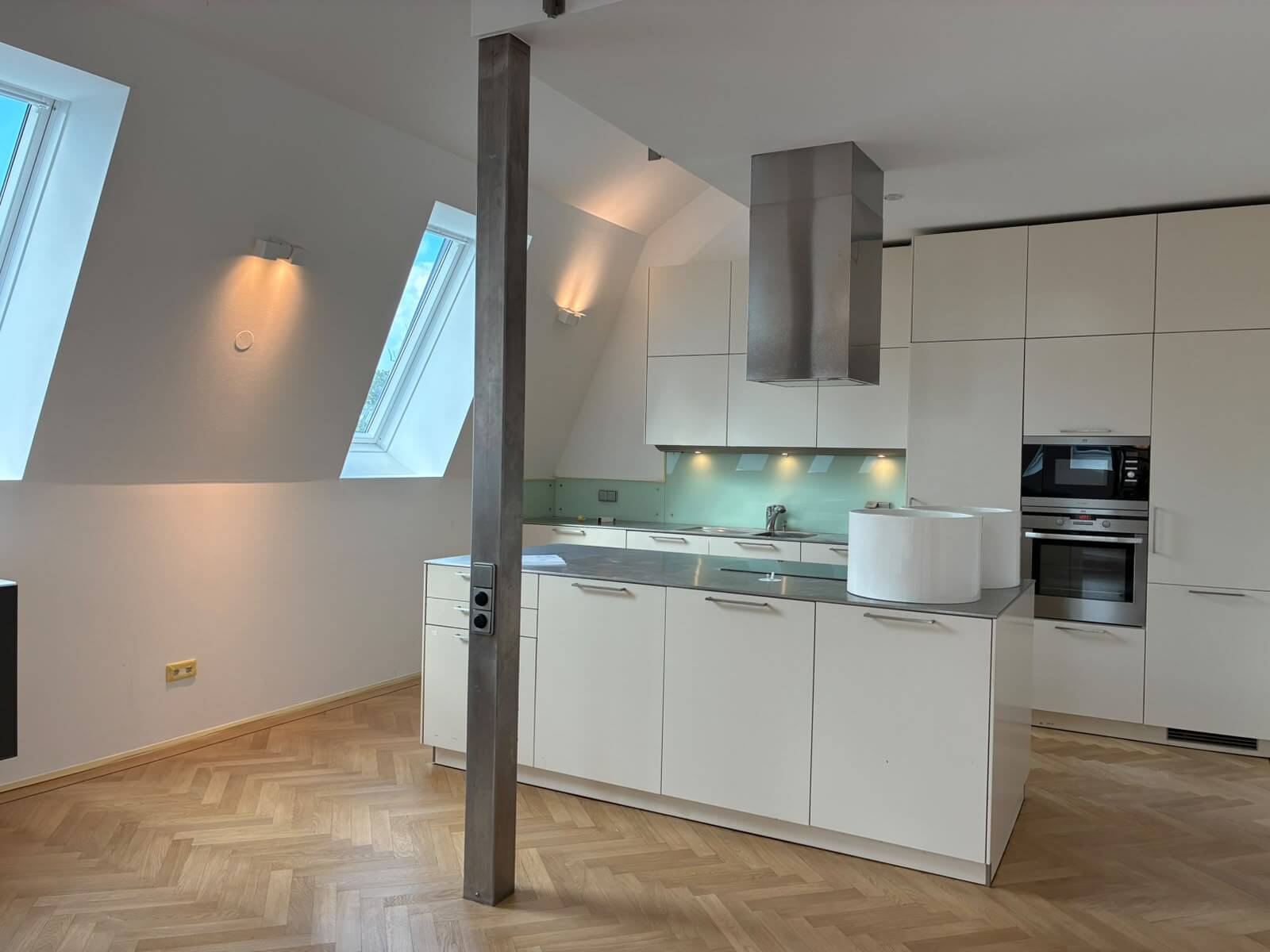 Dachgeschoß Wohnung mit Terrasse und schönem Ausblick, Garagenplatz verfügbar
