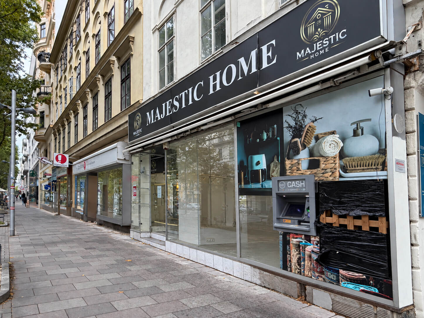 Zentrale Geschäftsfläche mit Schaufensterfront