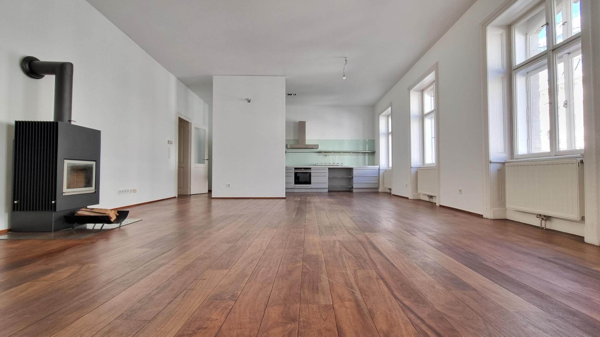 Classic Viennese period apartment in the heart of the city, featuring 3 bedrooms on the 4th floor with elevator access.