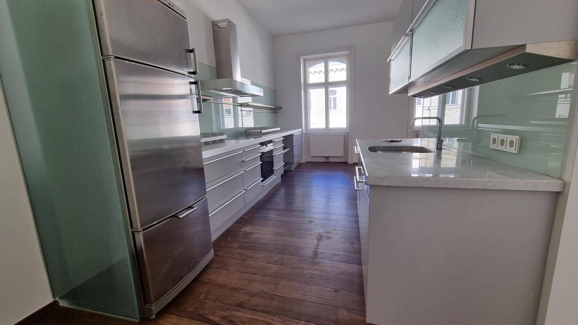 Classic Viennese period apartment in the heart of the city, featuring 3 bedrooms on the 4th floor with elevator access.