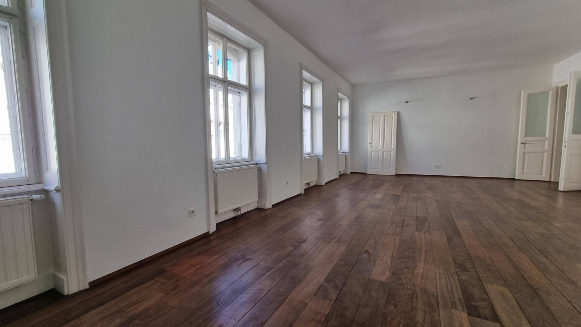 Classic Viennese period apartment in the heart of the city, featuring 3 bedrooms on the 4th floor with elevator access.