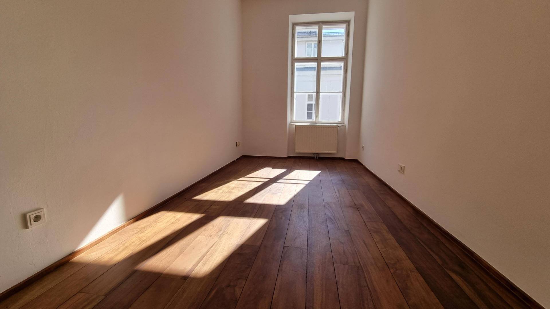Classic Viennese period apartment in the heart of the city, featuring 3 bedrooms on the 4th floor with elevator access.