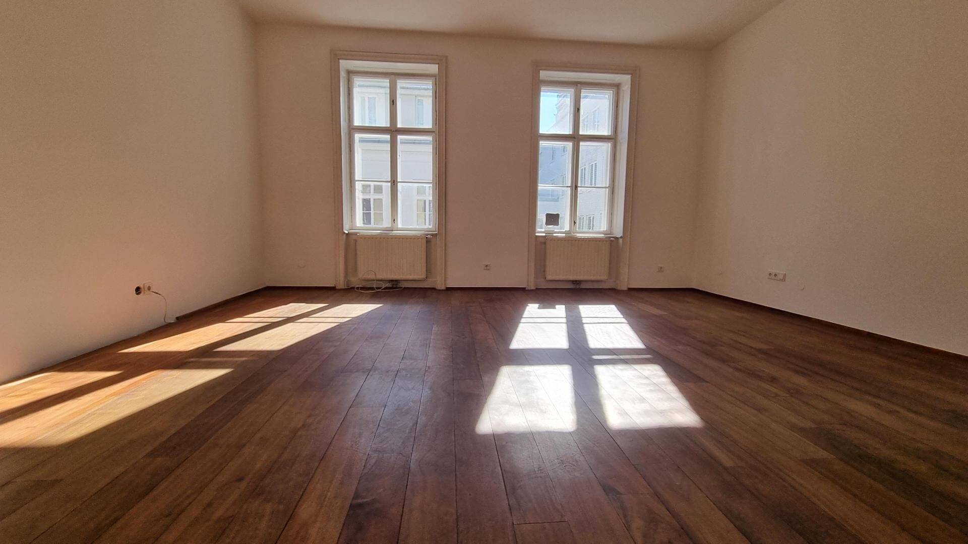 Classic Viennese period apartment in the heart of the city, featuring 3 bedrooms on the 4th floor with elevator access.