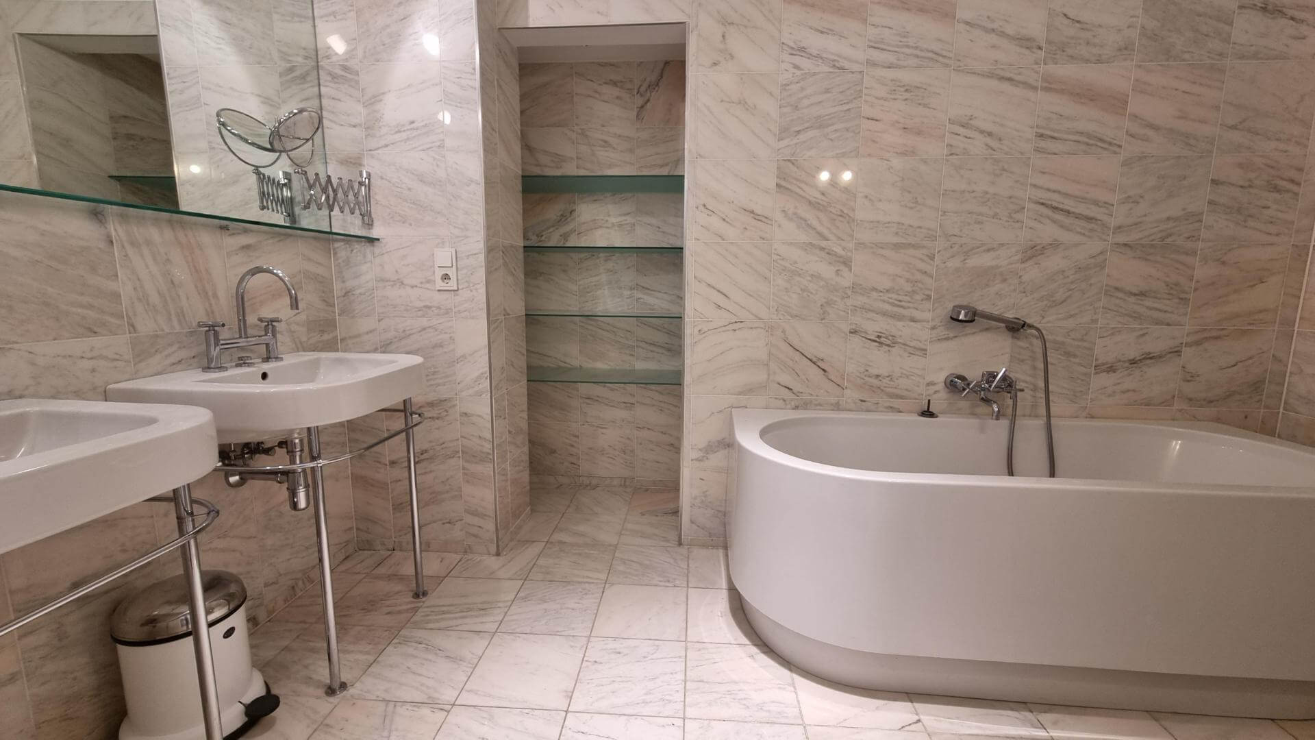 Classic Viennese period apartment in the heart of the city, featuring 3 bedrooms on the 4th floor with elevator access.