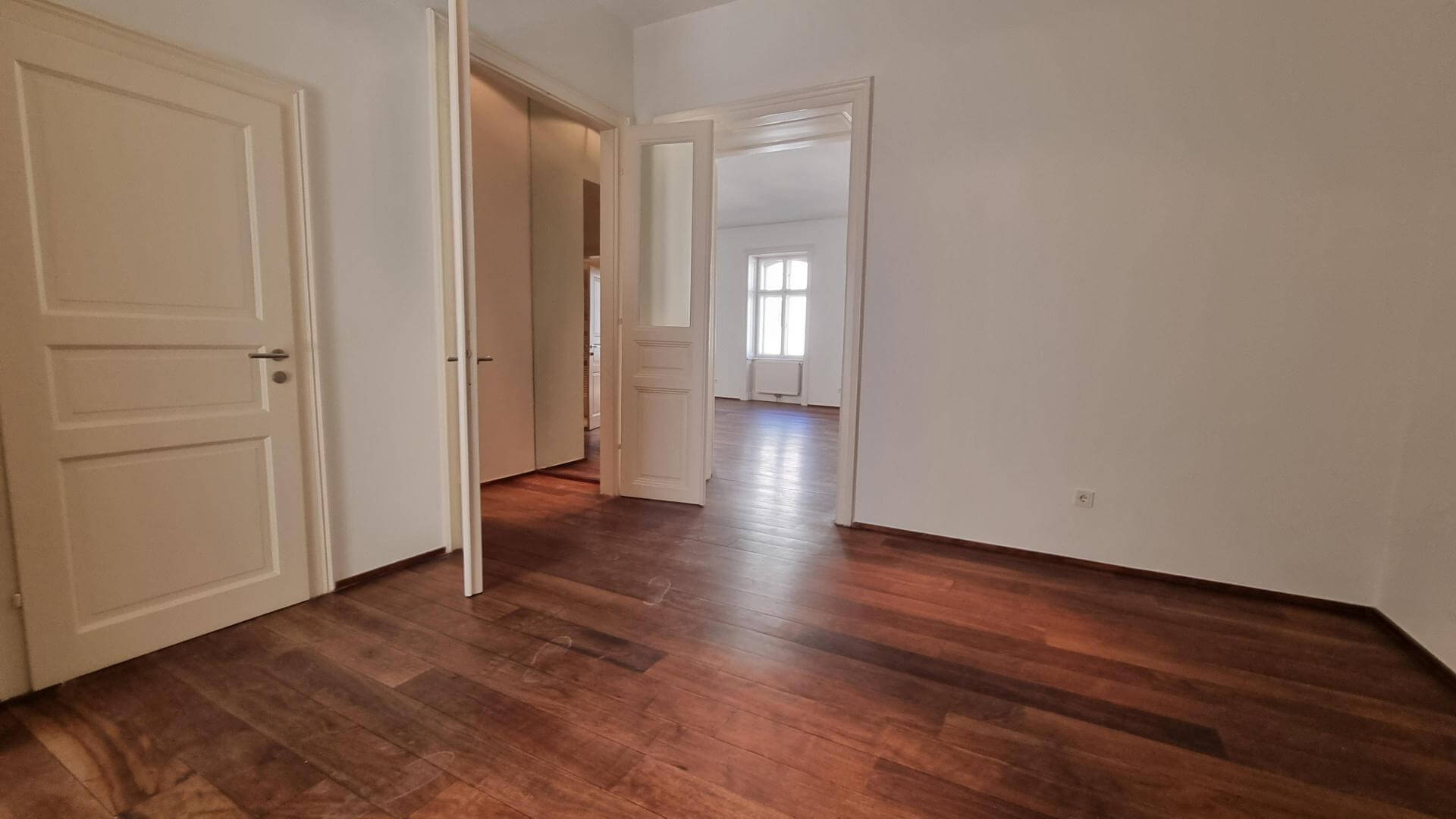 Classic Viennese period apartment in the heart of the city, featuring 3 bedrooms on the 4th floor with elevator access.