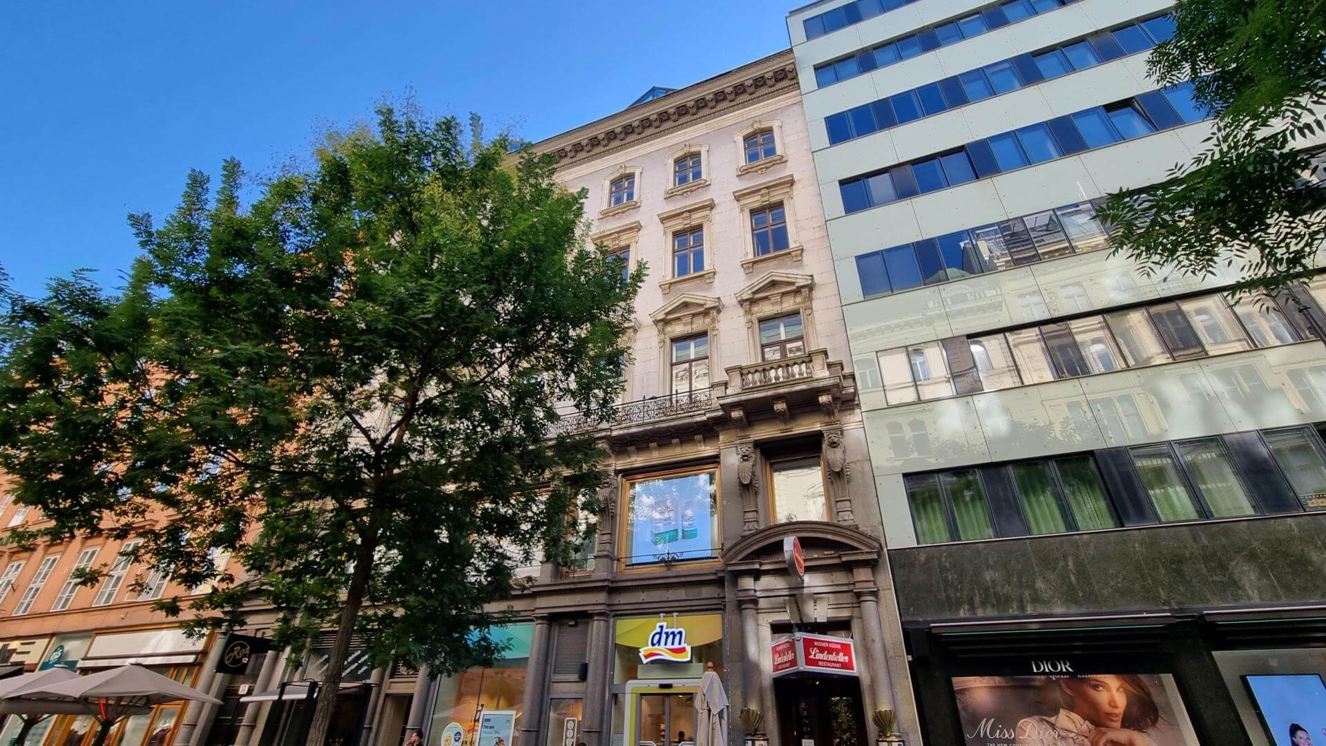 Classic Viennese period apartment in the heart of the city, featuring 3 bedrooms on the 4th floor with elevator access.