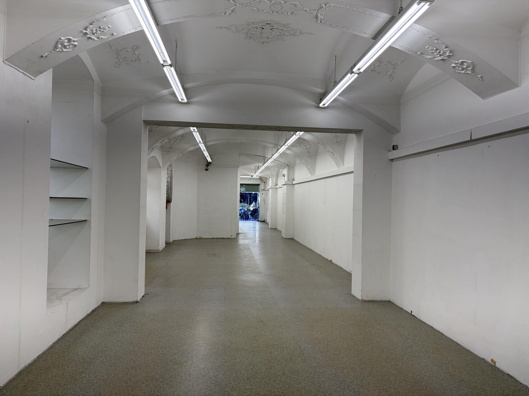 Zentrale Geschäftsfläche mit Schaufensterfront