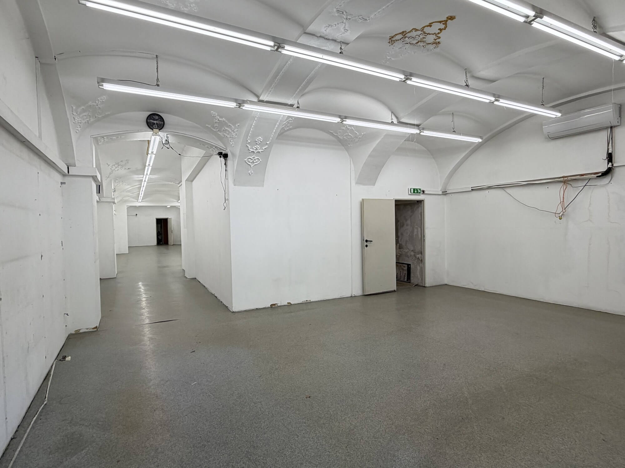 Zentrale Geschäftsfläche mit Schaufensterfront