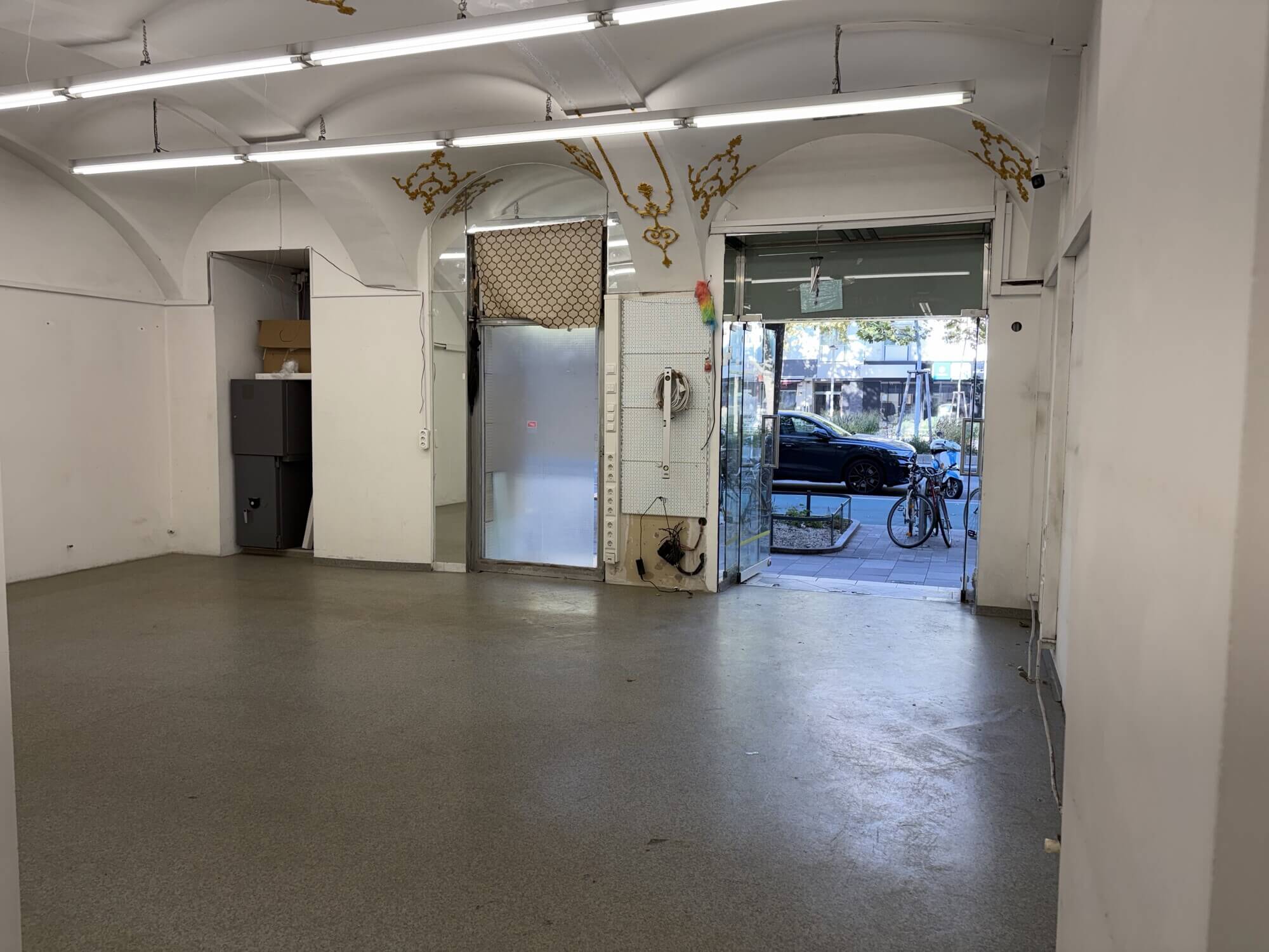 Zentrale Geschäftsfläche mit Schaufensterfront