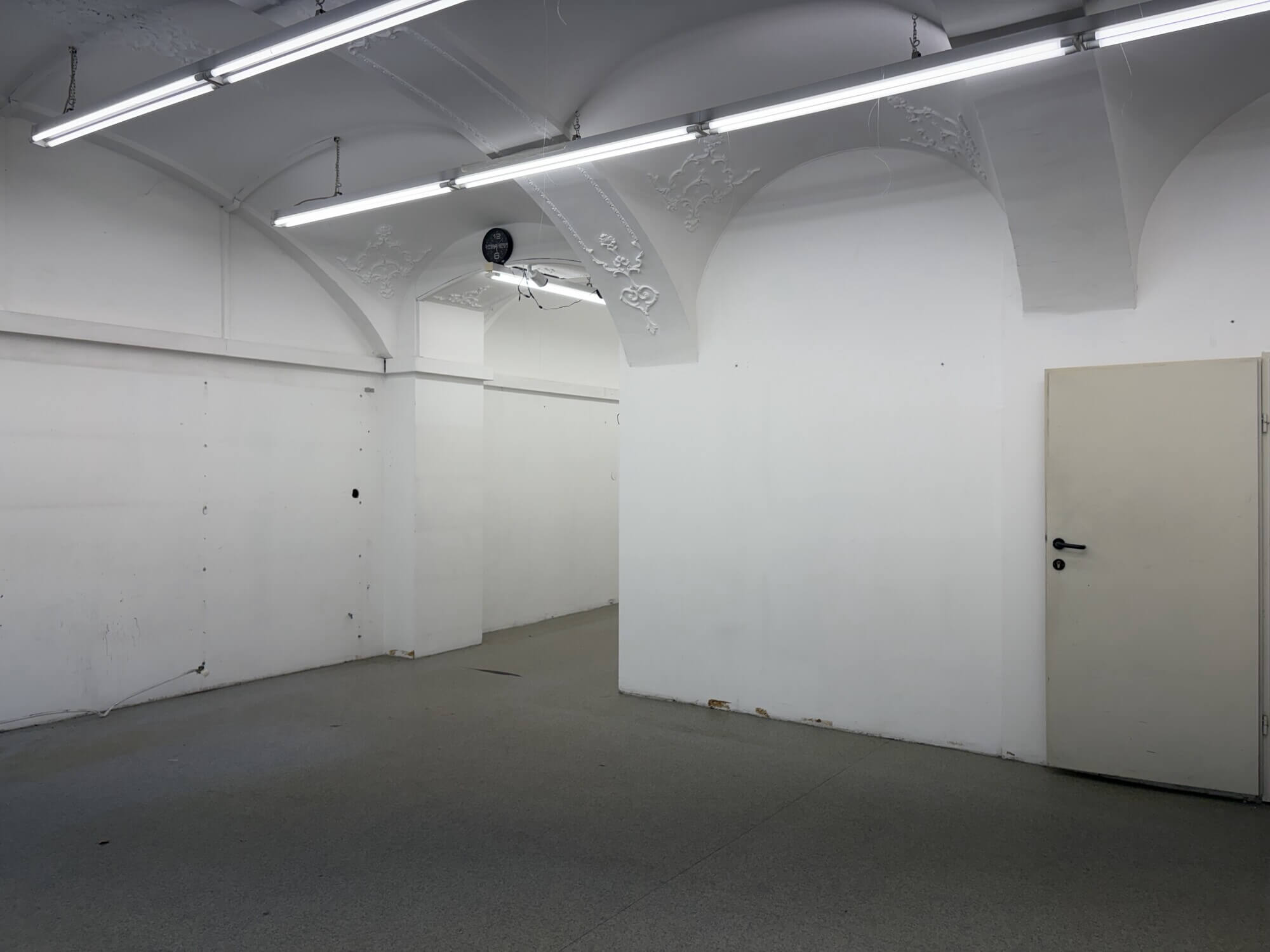 Zentrale Geschäftsfläche mit Schaufensterfront