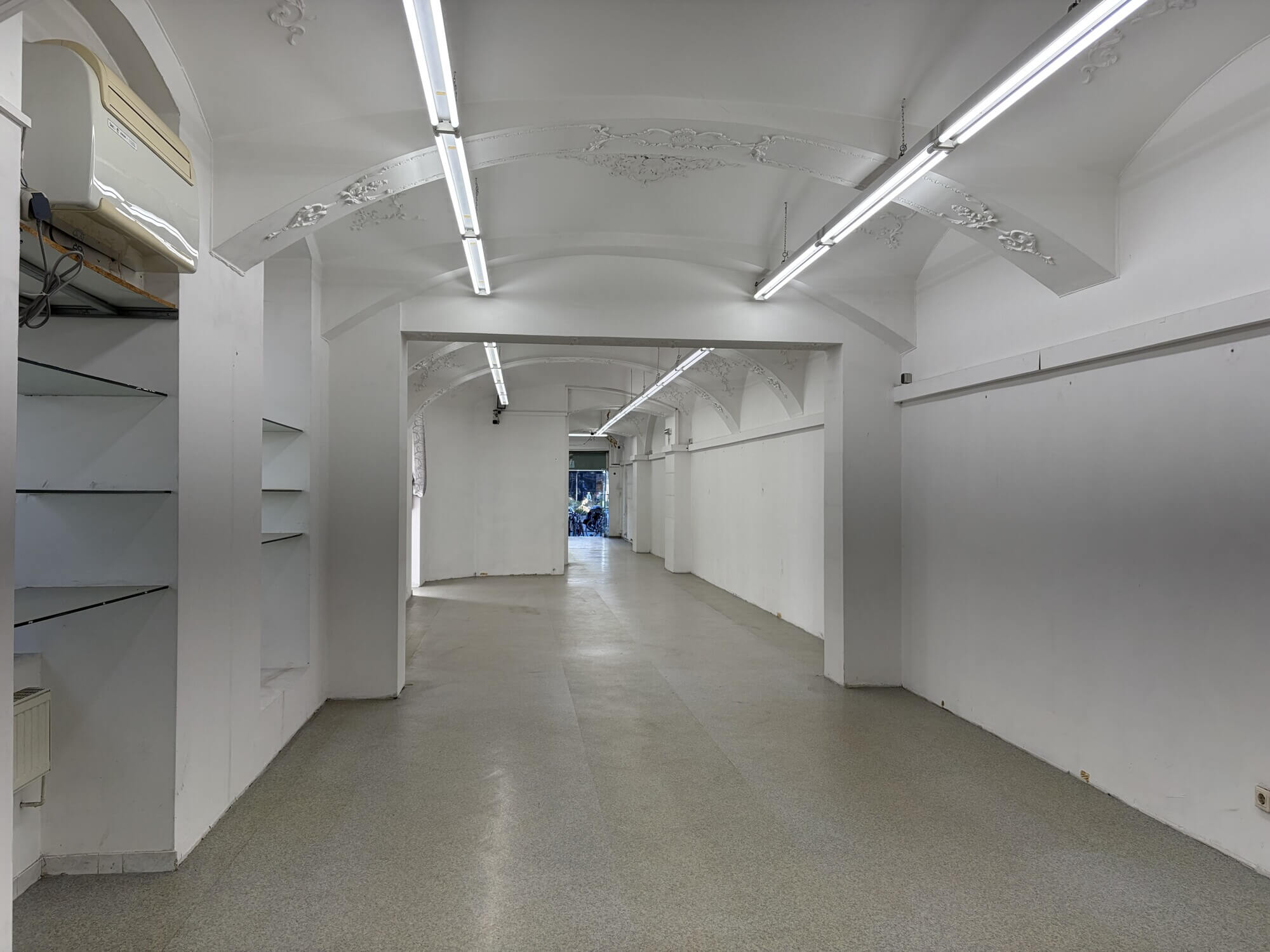 Zentrale Geschäftsfläche mit Schaufensterfront