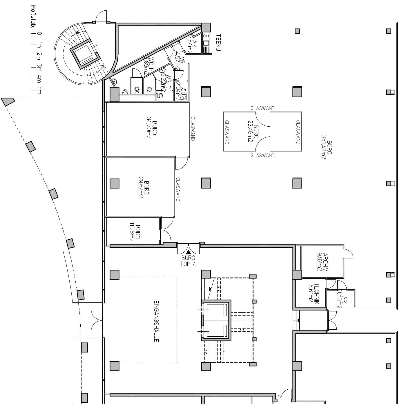 Offene Bürofläche mit viel Tageslicht