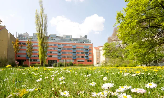 8000m² Parkanlage - Neubauwohnung mit Balkon im Toskanahof