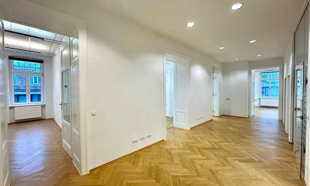 Lichtdurchflutetes Altbau-Büro nahe Mariahilfer Straße