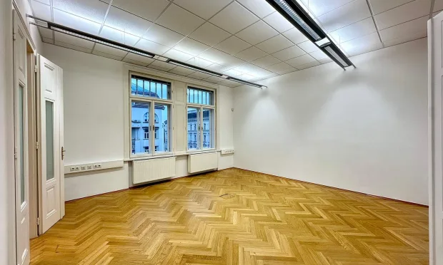 Lichtdurchflutetes Altbau-Büro nahe Mariahilfer Straße