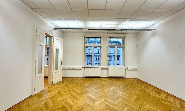 Lichtdurchflutetes Altbau-Büro nahe Mariahilfer Straße