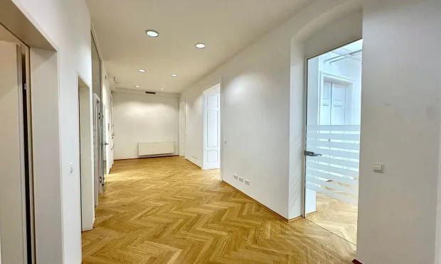 Lichtdurchflutetes Altbau-Büro nahe Mariahilfer Straße