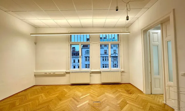Lichtdurchflutetes Altbau-Büro nahe Mariahilfer Straße