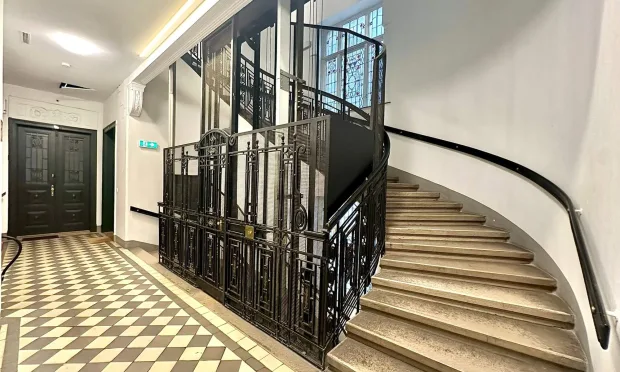 Lichtdurchflutetes Altbau-Büro nahe Mariahilfer Straße