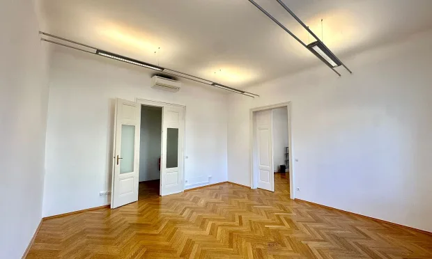 Lichtdurchflutetes Altbau-Büro nahe Mariahilfer Straße