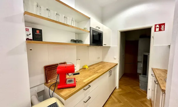 Lichtdurchflutetes Altbau-Büro nahe Mariahilfer Straße