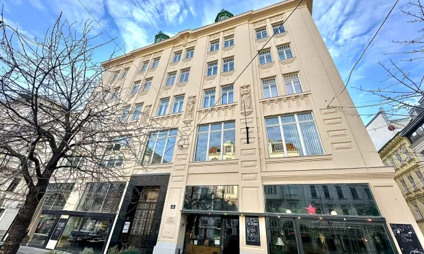 Lichtdurchflutetes Altbau-Büro nahe Mariahilfer Straße