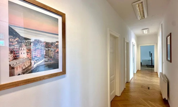 Lichtdurchflutetes Altbau-Büro nahe Mariahilfer Straße