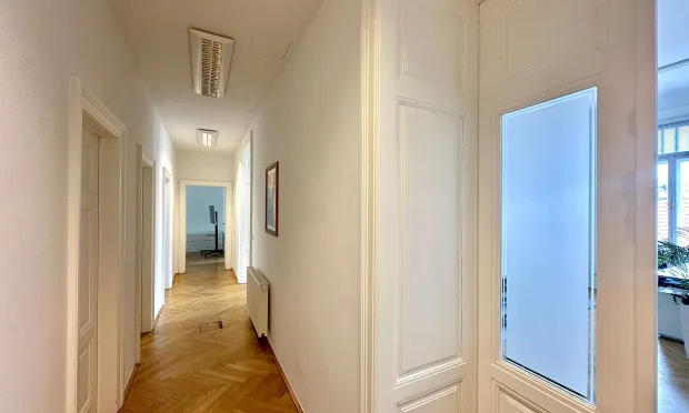 Lichtdurchflutetes Altbau-Büro nahe Mariahilfer Straße