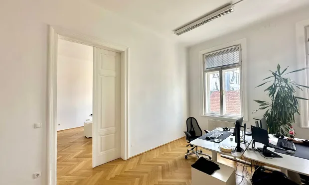 Lichtdurchflutetes Altbau-Büro nahe Mariahilfer Straße