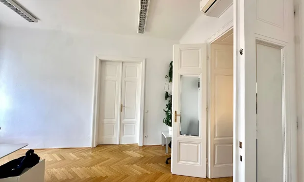 Lichtdurchflutetes Altbau-Büro nahe Mariahilfer Straße