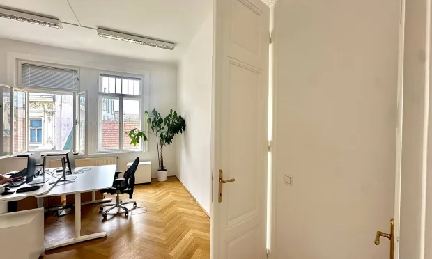 Lichtdurchflutetes Altbau-Büro nahe Mariahilfer Straße
