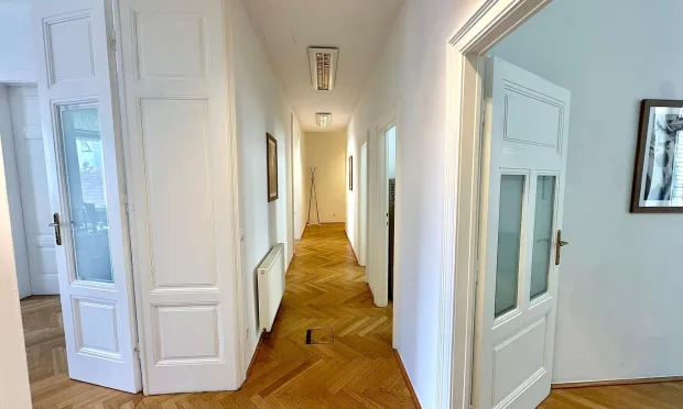 Lichtdurchflutetes Altbau-Büro nahe Mariahilfer Straße
