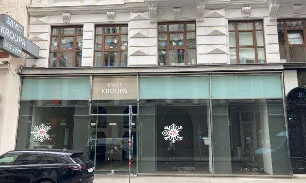 Geschäftslokal mit breiter Schaufensterfront