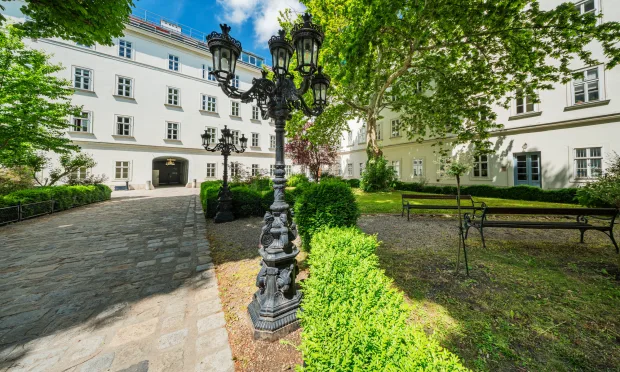 Stylish Penthouse Apartment with Terrace in Immediate Proximity to the City Park