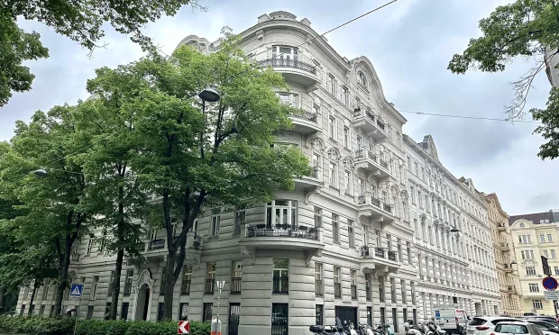 Erdgeschoßbüro mit Galerie in repräsentativem Altbau