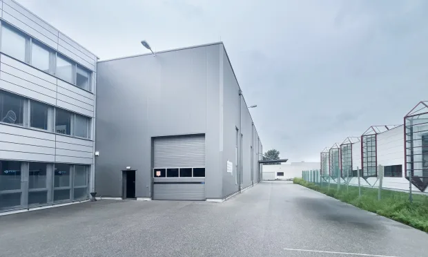 Moderne Lagerhalle im Wiener Norden