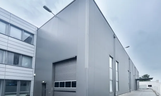 Moderne Lagerhalle im Wiener Norden