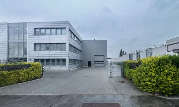 Moderne Lagerhalle im Wiener Norden