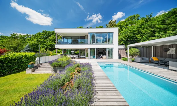 Moderne Villa mit Garten und Pool