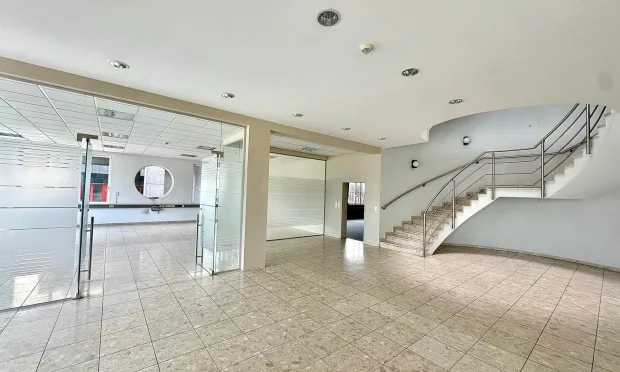 Büro-Lager-Kombi mit großzügiger Grünfläche