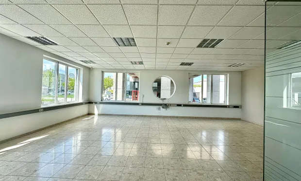 Büro-Lager-Kombi mit großzügiger Grünfläche